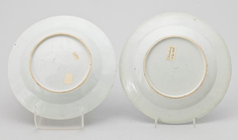 TALLRIKAR, 2 st, porslin, Kina, 1700-tal.