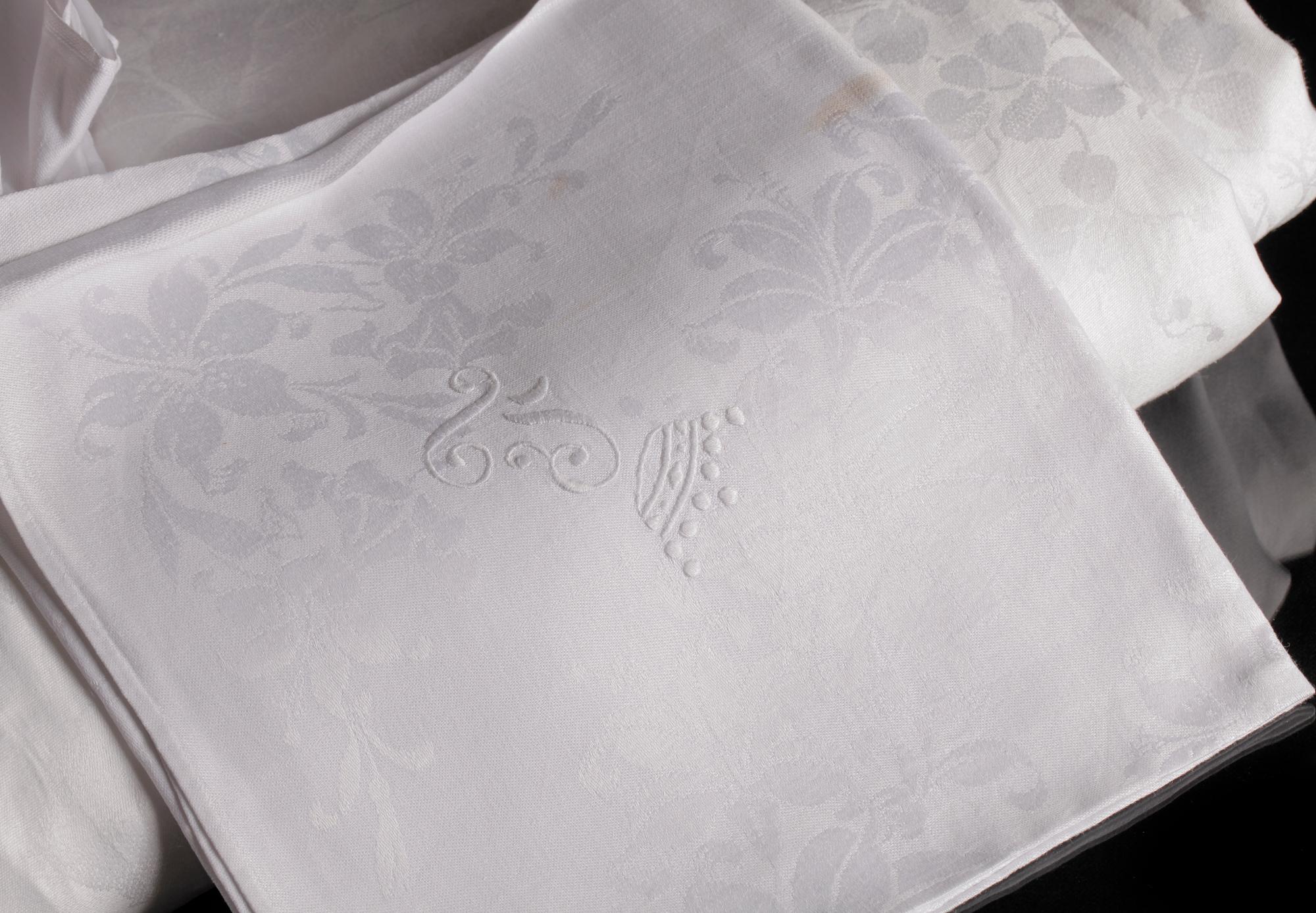 SERVETTER, 20 st, samt DUK, linnedamast. 1900-tal.