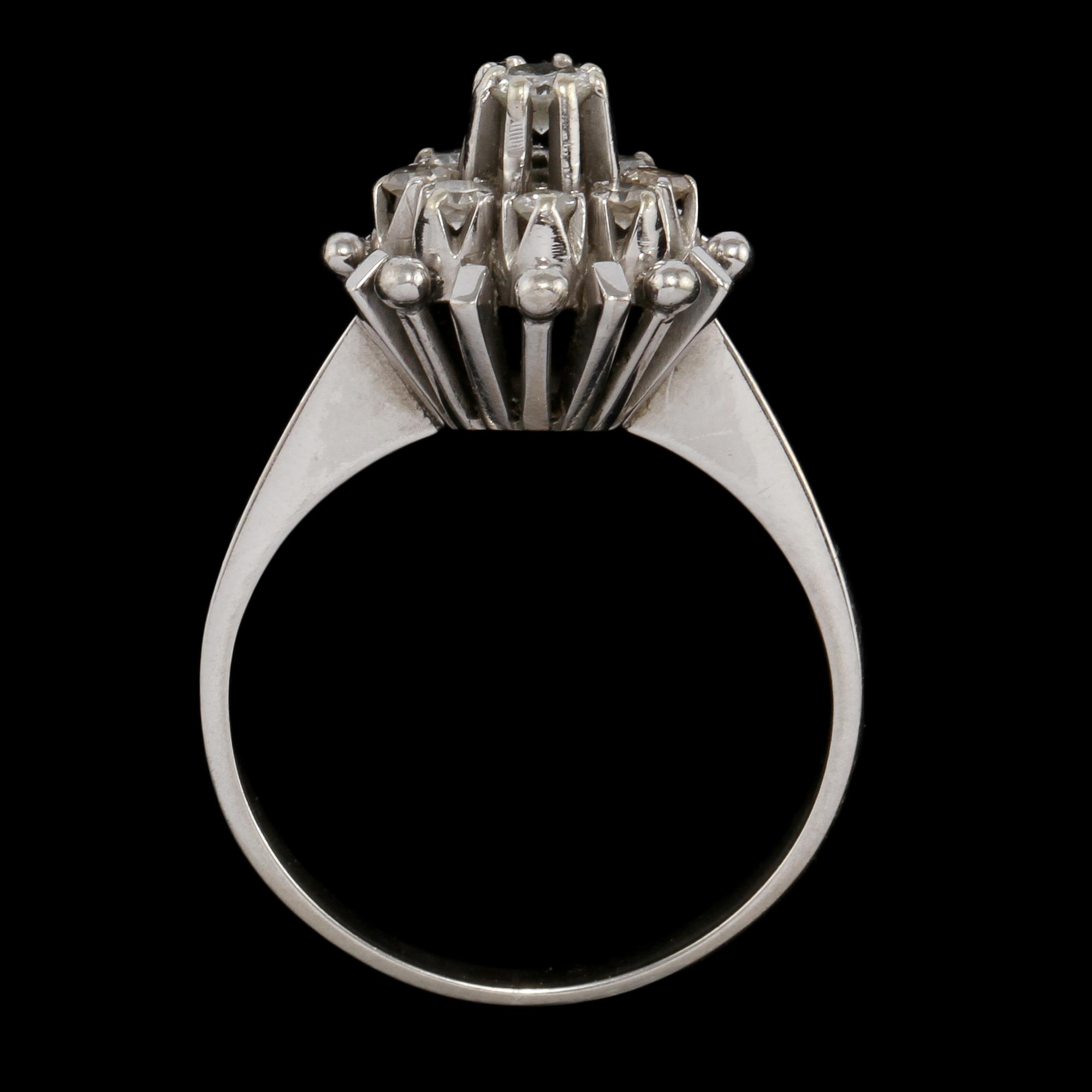 RING, 18k vitguld med 2 briljantslipade och 7 åttkantslipade diamanter, 1900-talets tredje kvartal. Vikt 5 g.