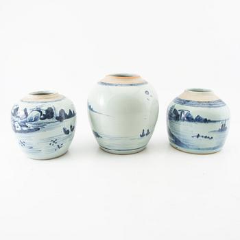 A set of three Chinese blue and white porcelain jars 18th/19th century.