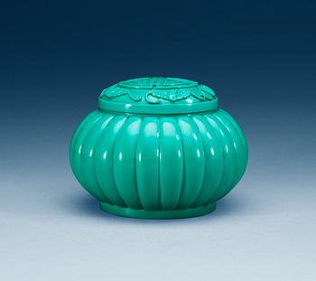 1334. A turkoise coloured Beijing glass suger bowl with cover, Qing dynasty.