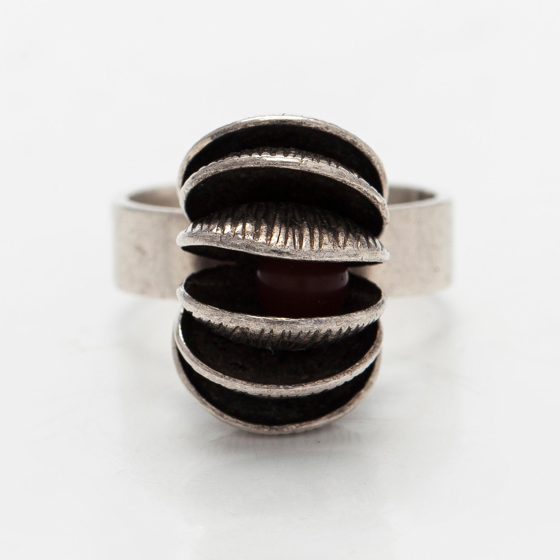 Elis Kauppi, sormus, karneoli, hopea, Kupittaan Kulta, Turku, 1970.