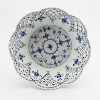 Royal Copenhagen,  porcelain bowl, model 1061, full blonde, Denmark 1894-1922.
