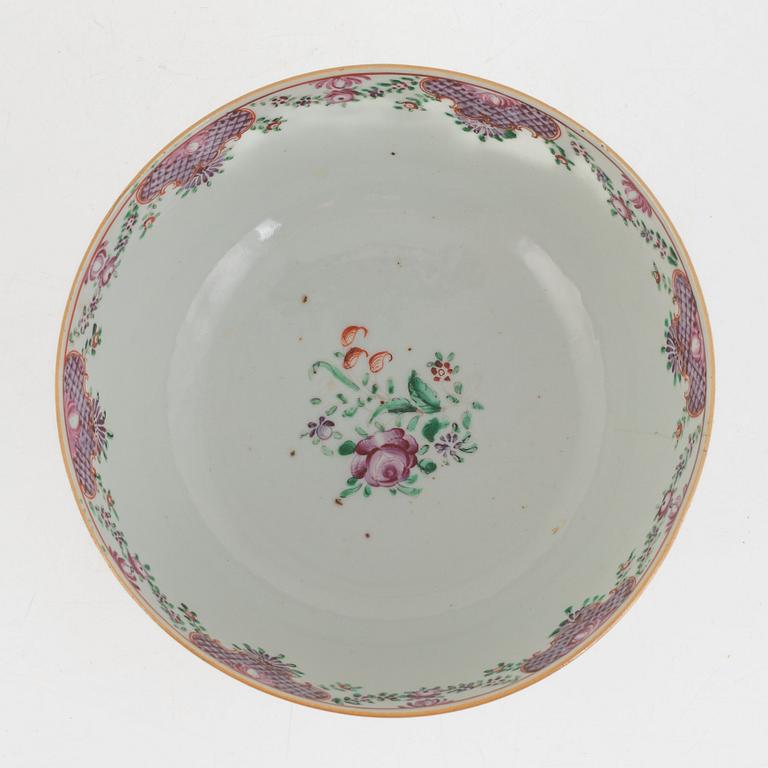 A Chinese porcelain bowl, Qing dynasty, Qianlong (1736-95).