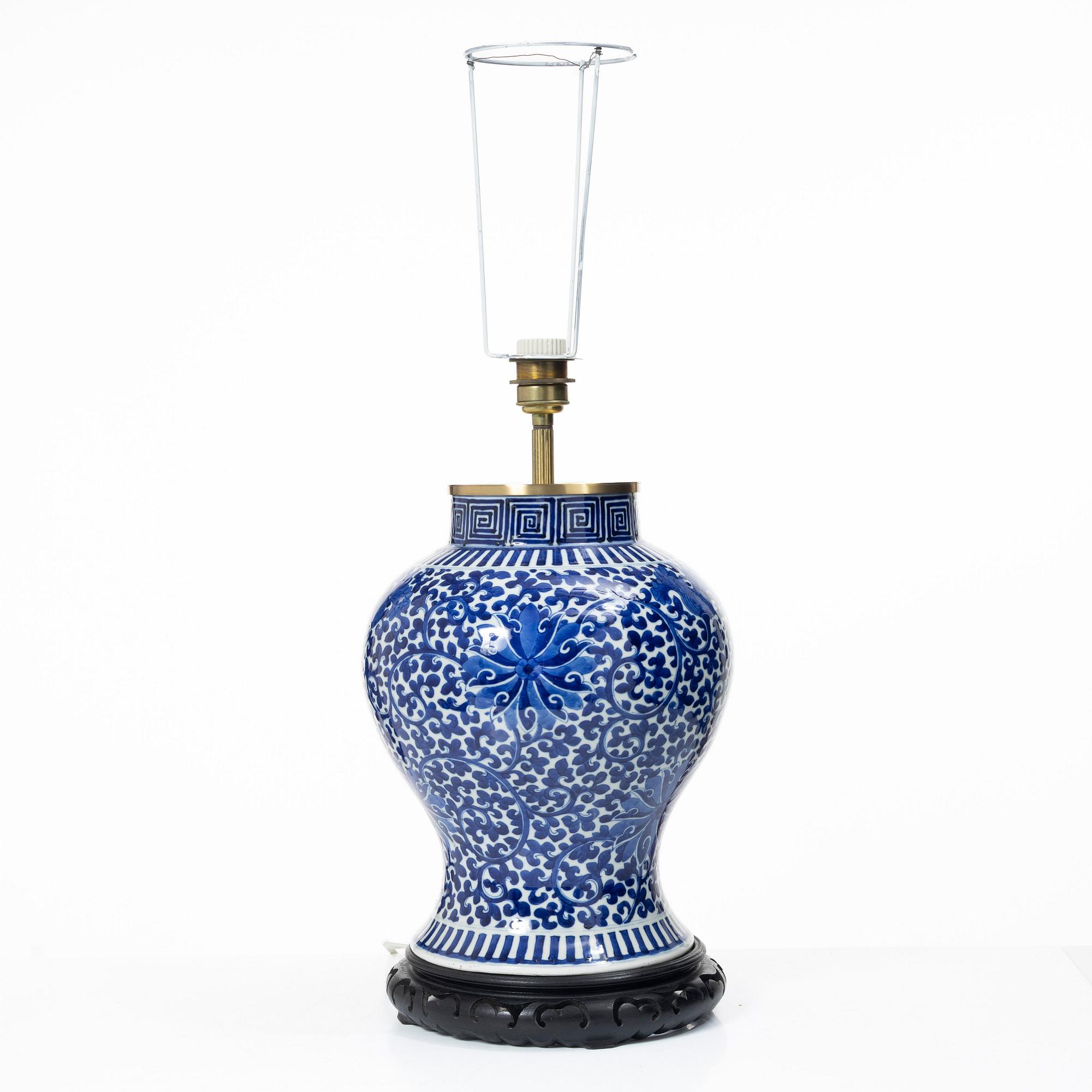 A blue and white porcelain urn/table lamp, 20th century.