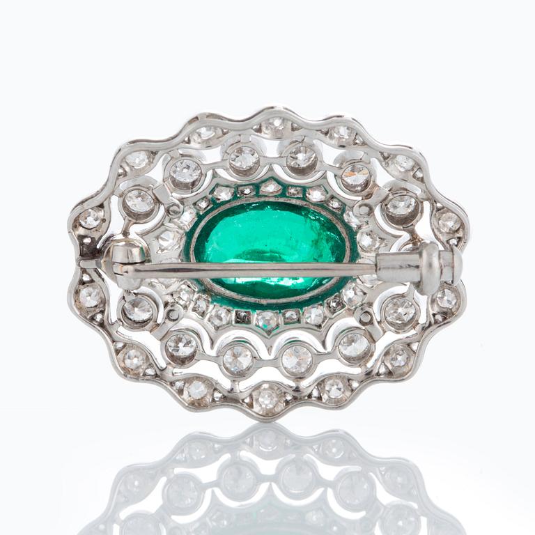 A platinum brooch set with a faceted emerald ca 3 cts and old- and eight-diamonds.