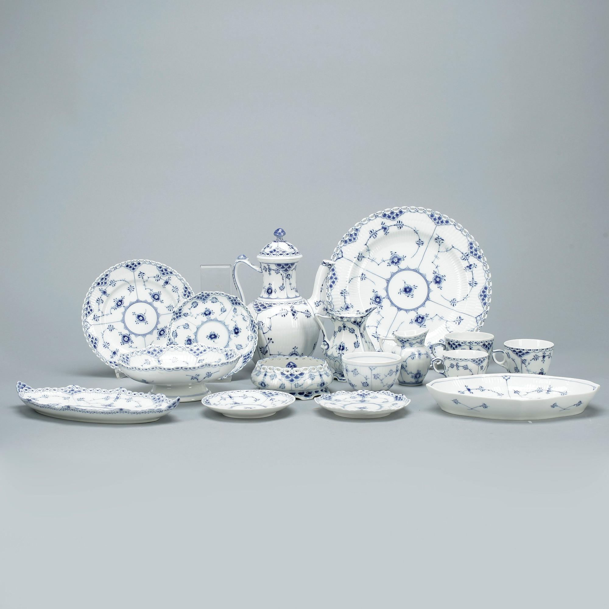 SERVISDELAR, 54 delar, "Musselmalet", Royal Copenhagen, Danmark, 1900-tal.