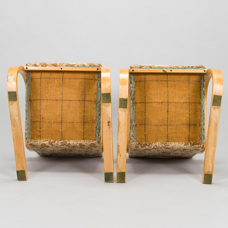 Alvar Aalto, fåtöljer ett par, modell 34 O.Y. Huonekalu- ja Rakennustyötehdas A.B. 1900-talets mitt.