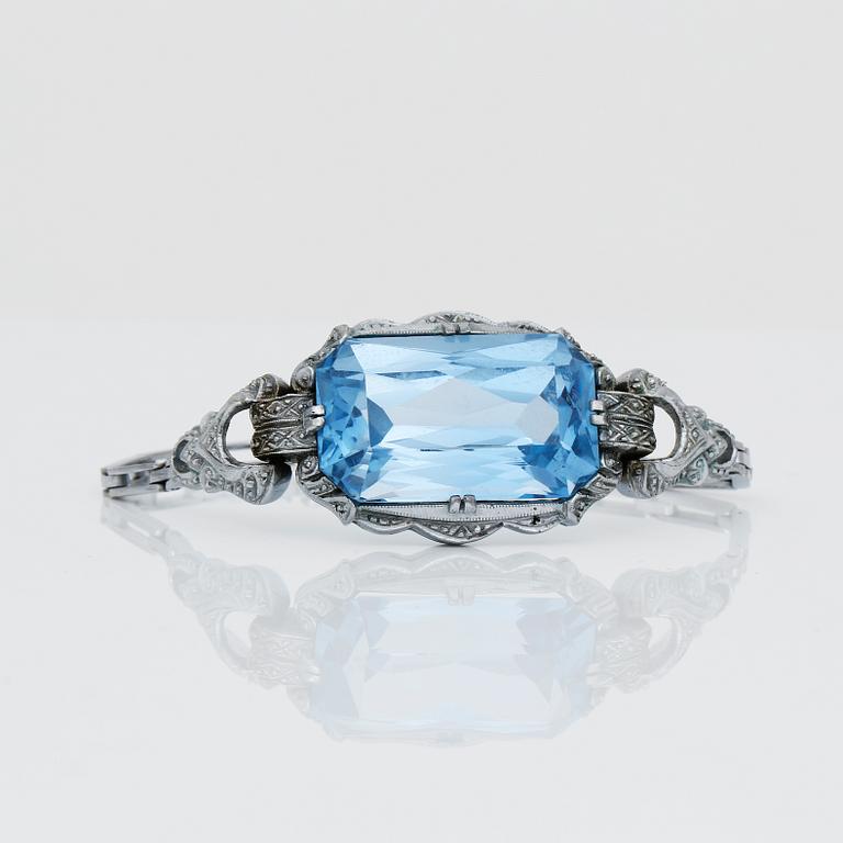 ARMBAND, silver och aquamarinblå spinell. Svenska importstämplar, sannolikt 1940-tal.