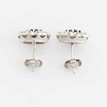 Ett par örhängen 18K vitguld med safirer och runda briljantslipade diamanter.