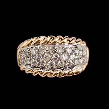 RING, 14 k guld, med briljantslipade diamanter tot ca 0.95 ct.