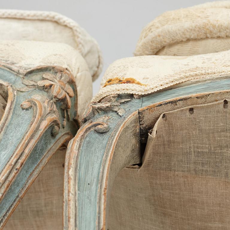 Karmstolar, ett par, rokokostil, omkring 1900.