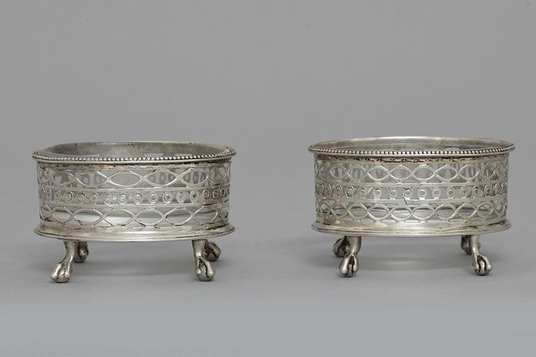 SALTKAR, ett par, silver och glas, otydl stplr, trol Stockholm 1786. Tot vikt exkl insats 95 g.