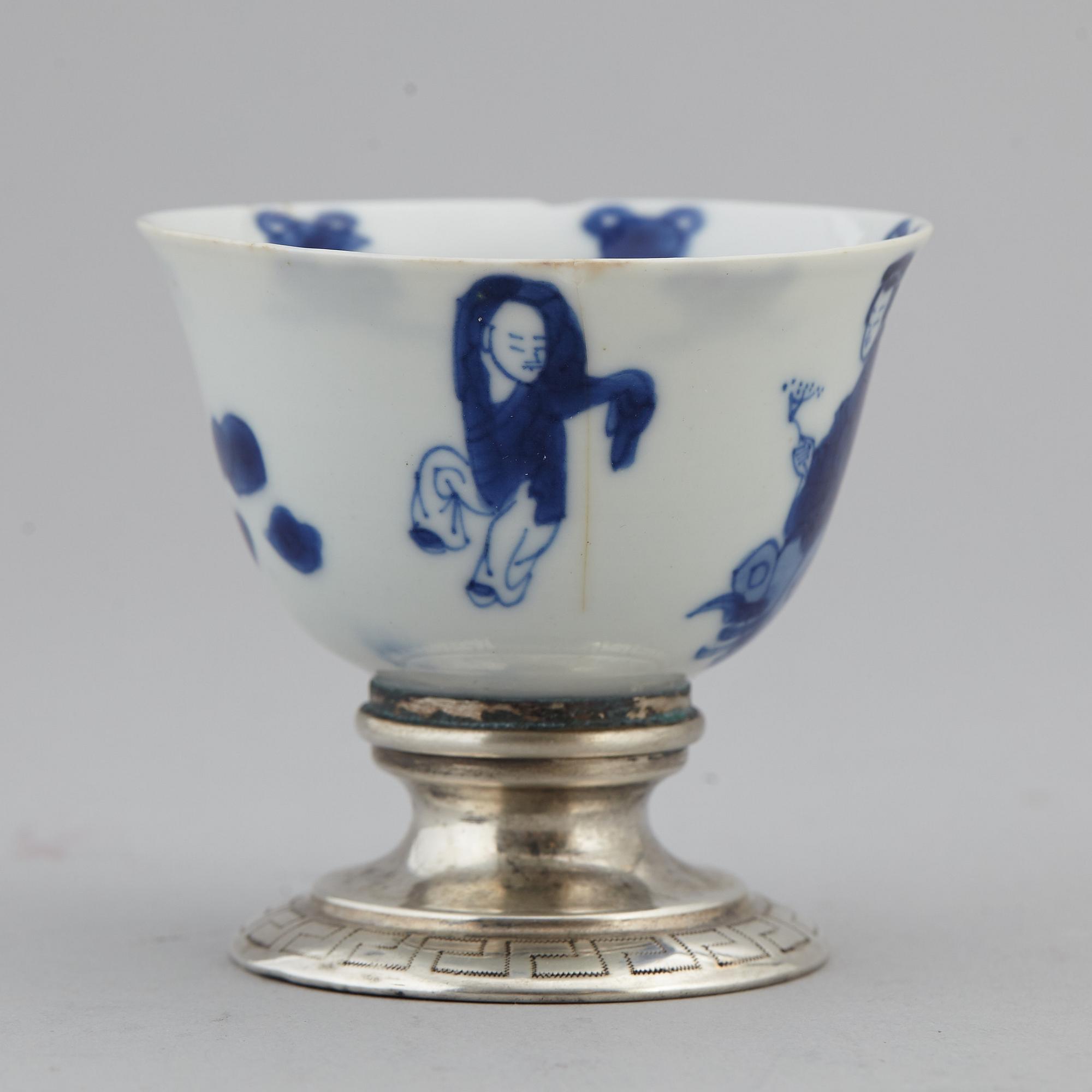 KOPP, porslin, med senare silversockel. Qingdynastin, Kangxi (1662-1722), samt Holland, 1844.