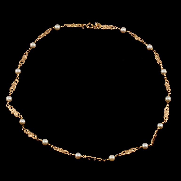 COLLIER, 18k guld samt odlade pärlor, troligtvis Juvelfabriken, Stockholm, 1961. Vikt 15 g.