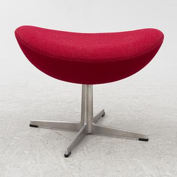 Arne Jacobsen, an armchair with footstool, "The Egg", Fritz Hansen, Danmark, 2000.