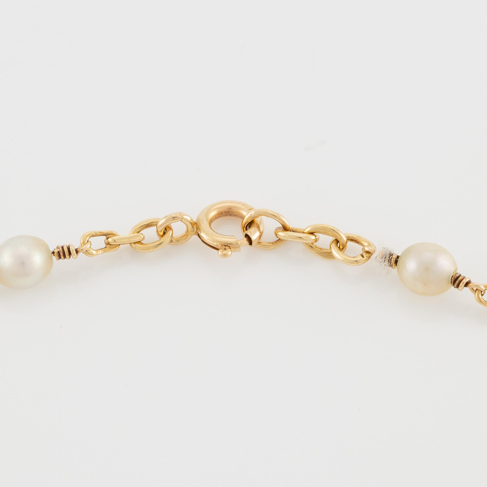 Necklace 18K gold with cultured pearls.