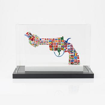 Carl-Fredrik Reuterswärd/ The Non-Violence Project Foundation, skulptur, bemålad resin, Ed 158/196.