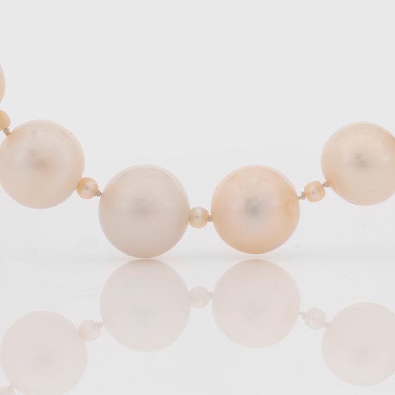 PÄRLCOLLIER, doserade, troligen svenska naturliga sötvattenspärlor (flodpärlor) 4.8 - 9.5 mm.