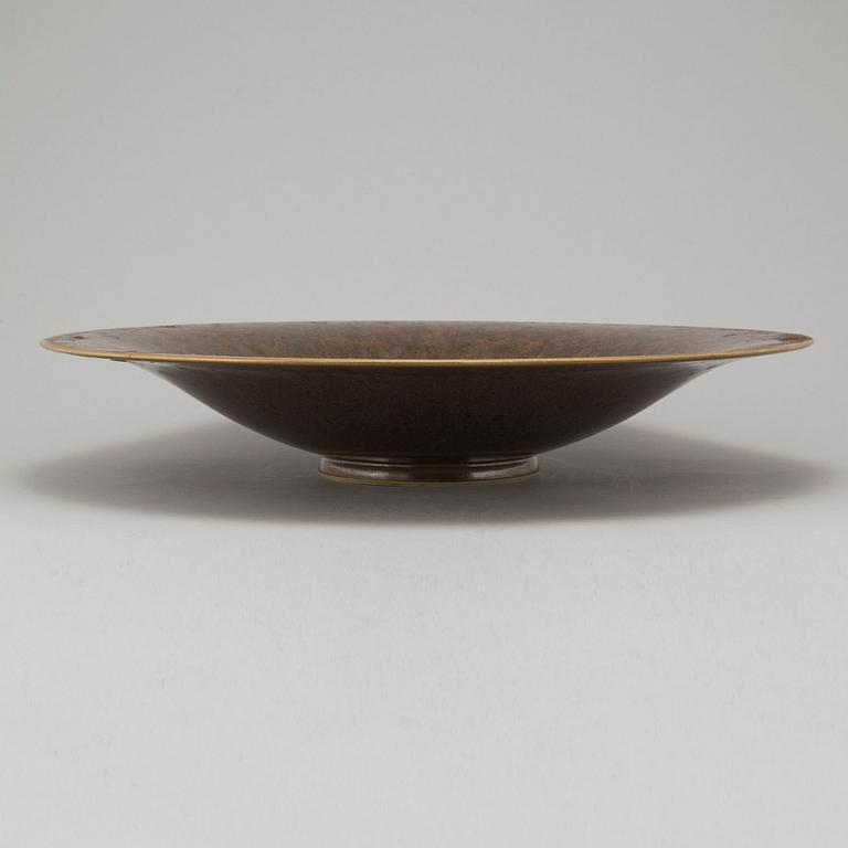A stoneware dish by Lasse Östman, signed.