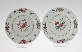 TALLRIKAR, ett par, porslin, Qianlong, Kina 1700-tal.