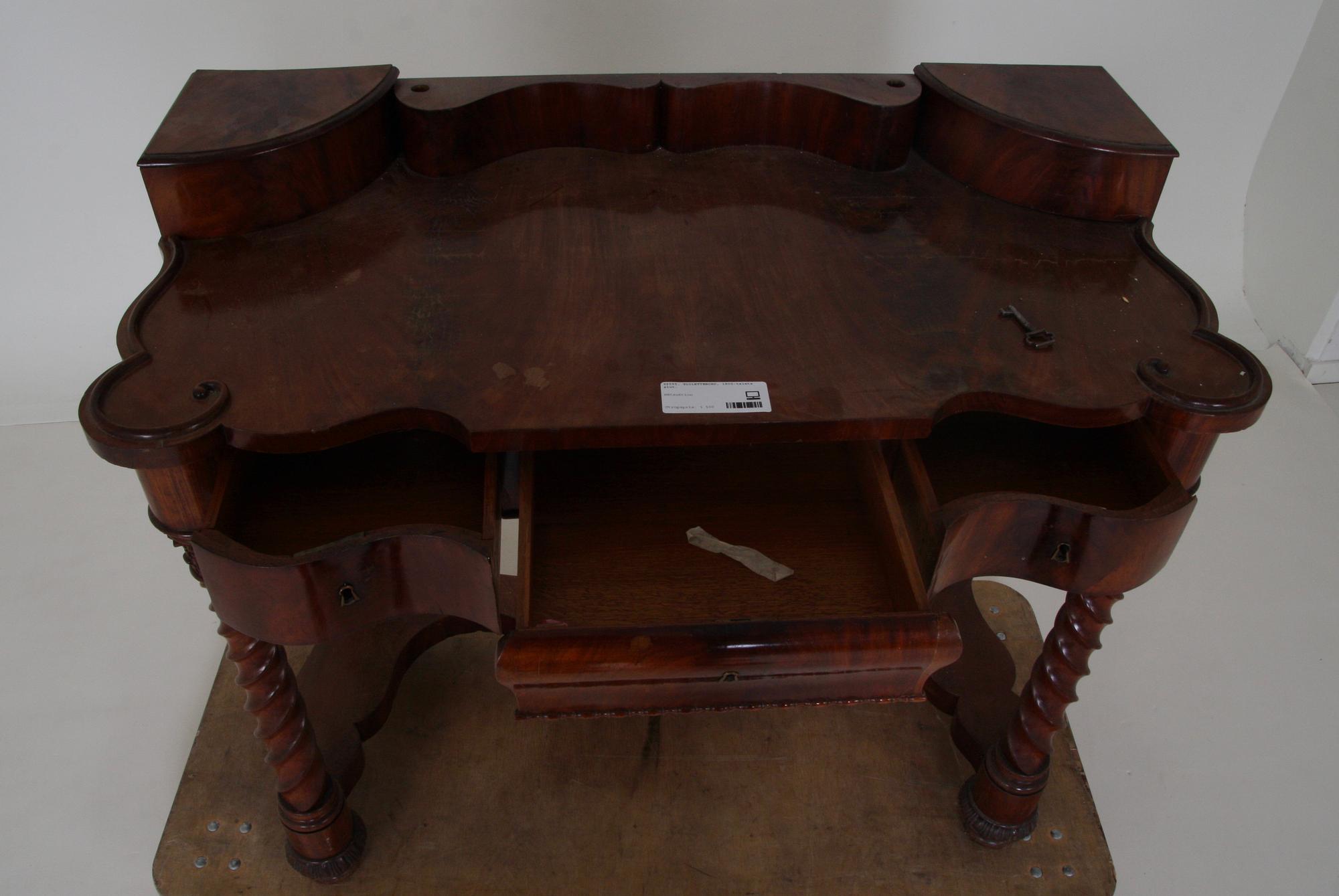 TOILETTEBORD, 1800-talets slut.