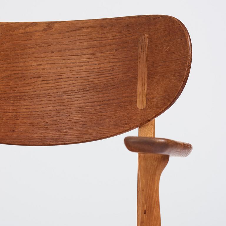 Hans J. Wegner, fåtöljer, ett par, modell "CH 22", Carl Hansen & Son, Odense, Danmark, 1900-talets mitt.