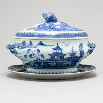 A blue and white export porcelain tureen with cover and a serving dish, Qing dynasty, Qianlong (1736-95).