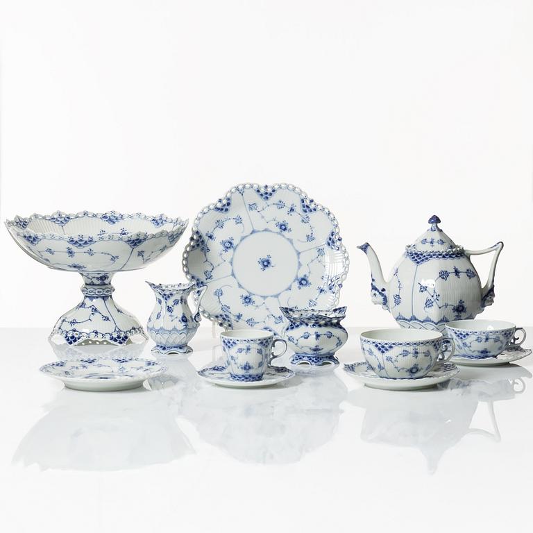 Te- och kaffeservis, 57 delar, porslin, "Musselmalet", Royal Copenhagen, Danmark.