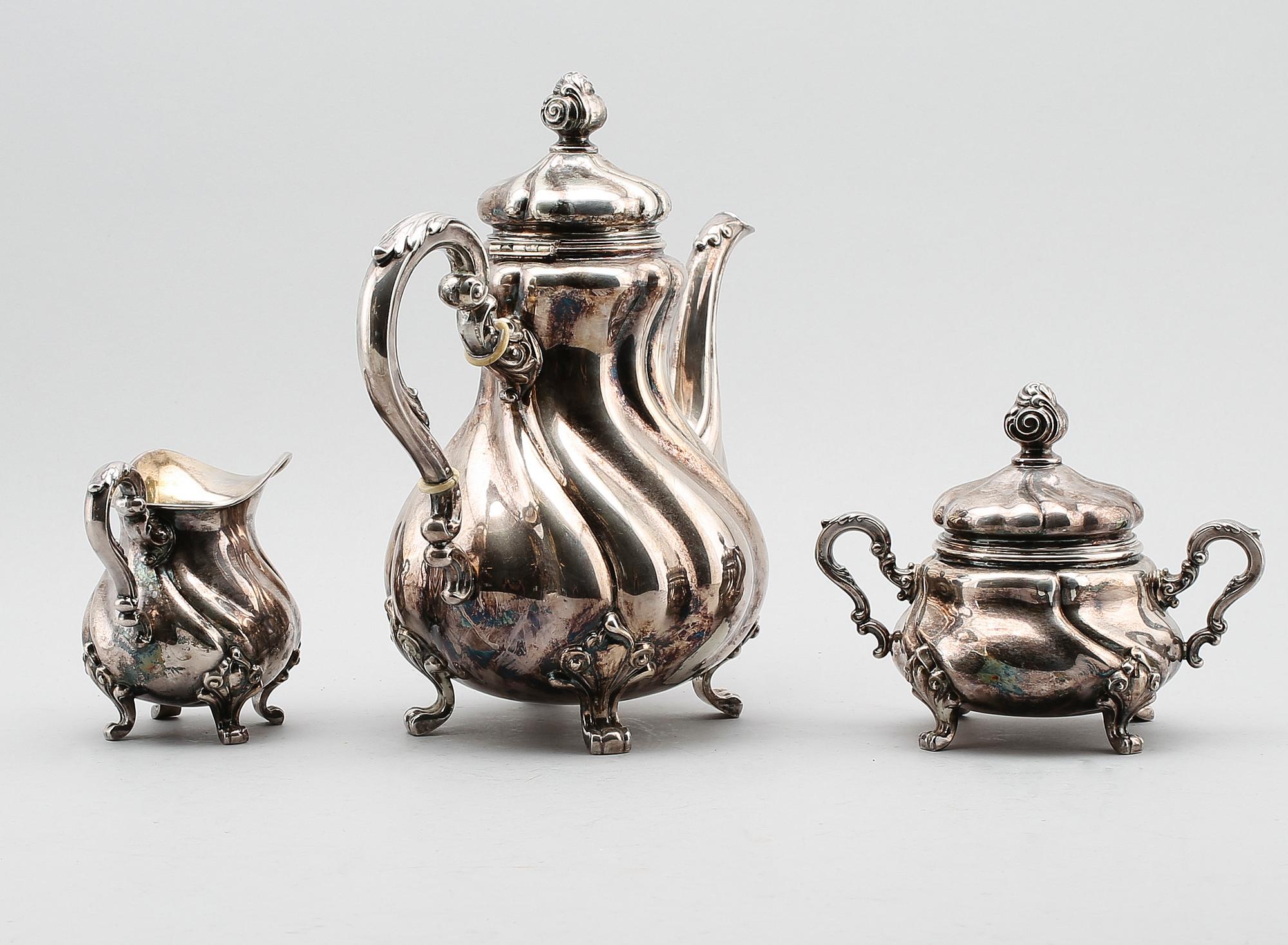 KAFFESERVIS, 3 delar, silver, svenska importstämplar, 1900-talets första hälft. Vikt ca 1200 gram.