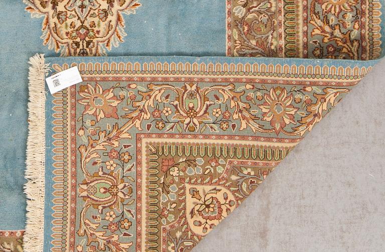 MATTA, old, Kirman, signerad, ca 295 X 182,5 cm.