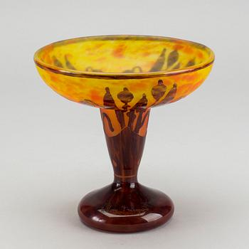 LE VERRE FRANCAIS, an signed Art Nouveau cameo glass tazza around 1900.