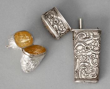 DOSOR, silver, 2 st, 1700-1800-tal. Ostämplade. Tot vikt 53 gram inklusive träinredning.