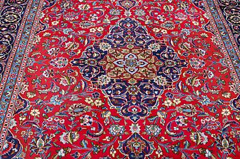 A Kashan carpet, c. 310 x 195 cm.