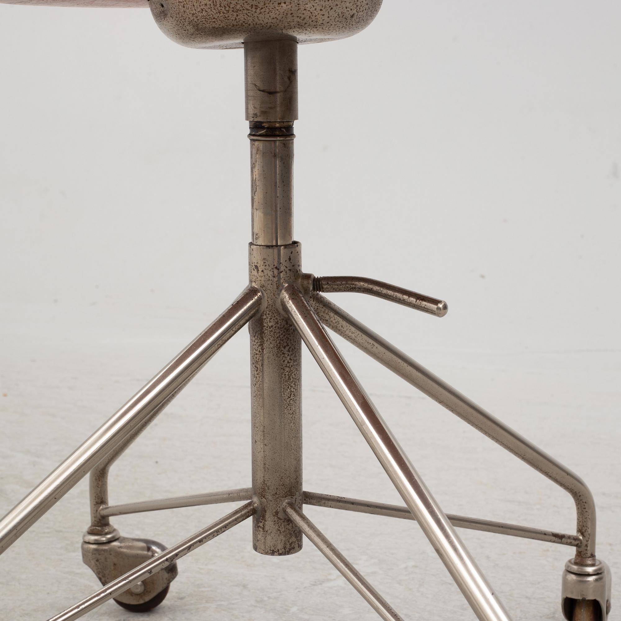 Arne Jacobsen, a 'Series 7' desk chair, Fritz Hansen, Denmark, 1950's/60's.