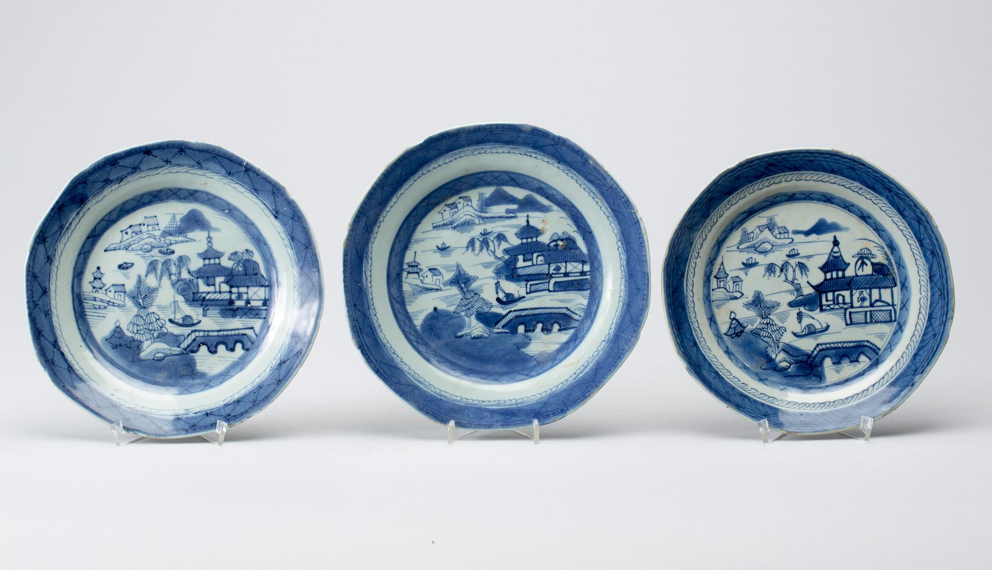 TALLRIKAR, 7 st, porslin, sen Qing, 1800-tal.