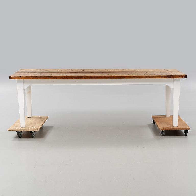 A dining table from the 20th century, partly by elder parts.