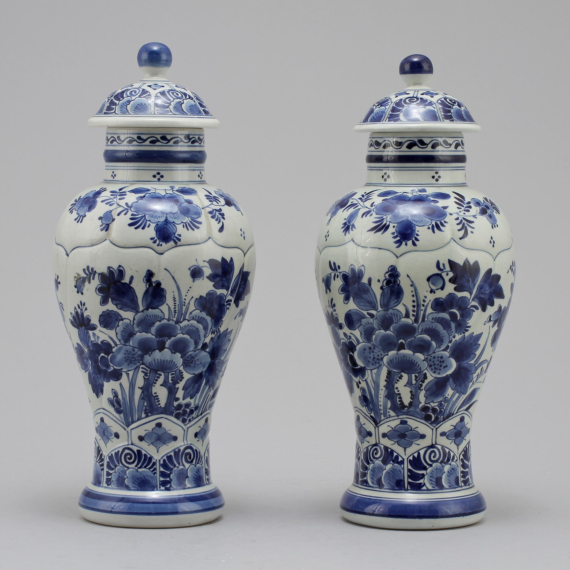 LOCKURNONR, ett par, fajans, Delft, 1900-talets första hälft.