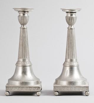 829. A pair of pewter candlesticks, makers mark by Nils Justelius, Eksjö, 1840.