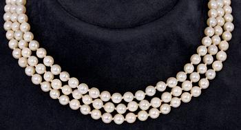 COLLIER, 3-radigt odlade japanska pärlor, ca 6 mm.