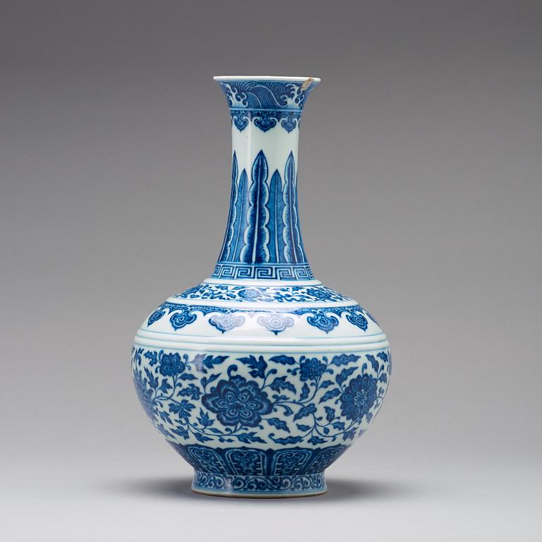 A blue and white vase, Qing dynasty, with Qianlong seal mark.