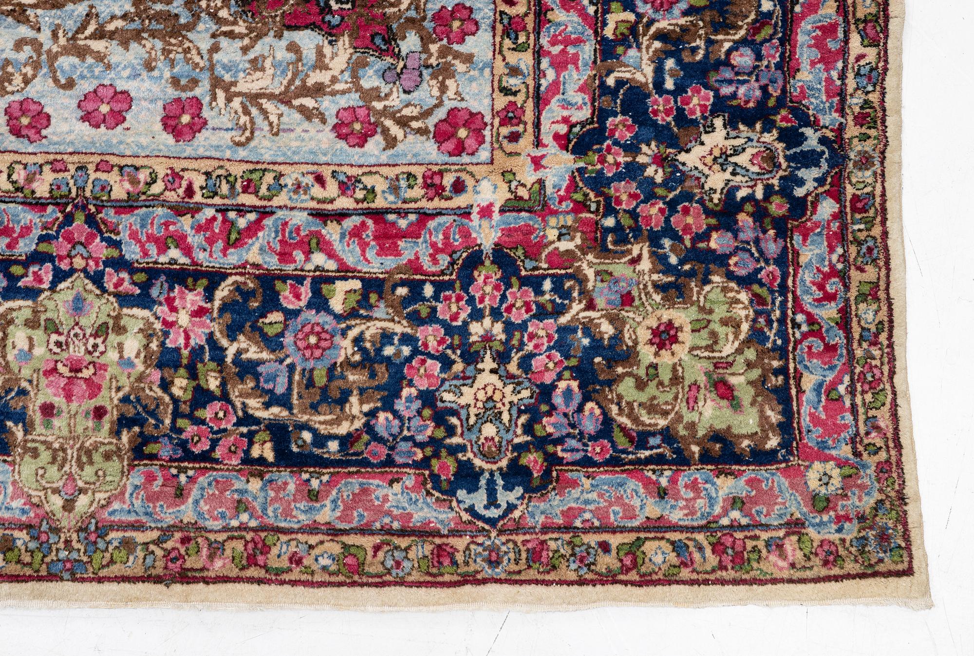 Matta, Kirman, ca 365 x 265 cm.