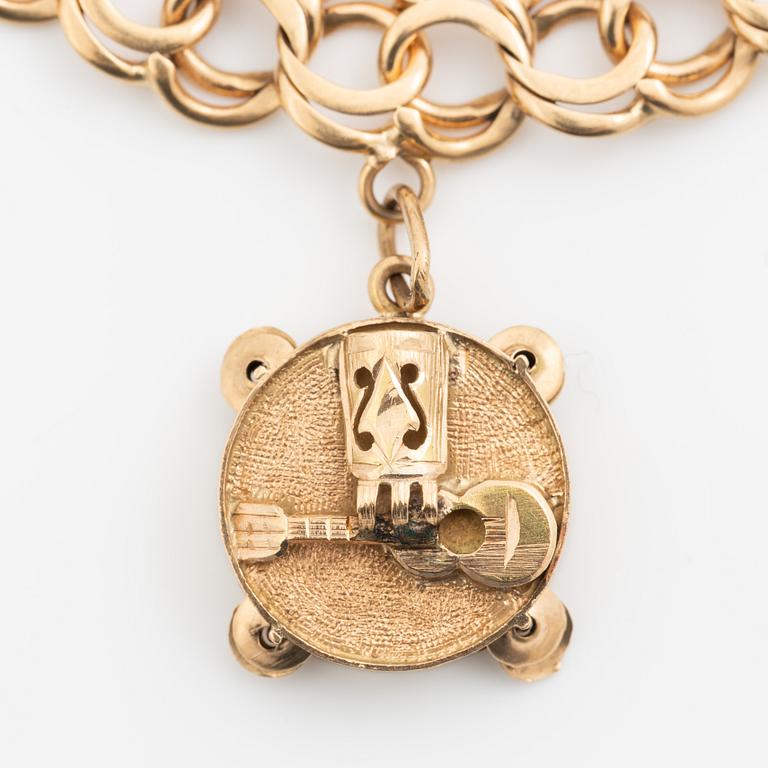 Armband 18K guld bismarcklänk, med berlocker.