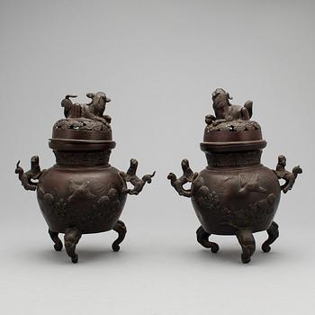 RÖKELSEKAR, ett par, brons, Japan, tidigt 1900-tal.