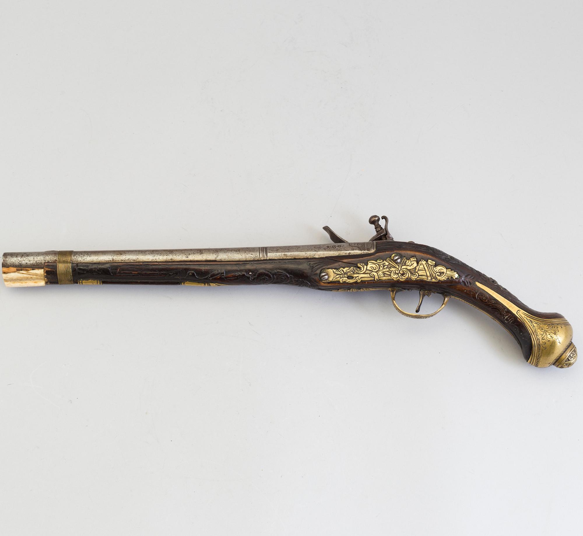 FLINTLÅSPISTOLER, 2 st, 1700-tal, för den orientaliska marknaden.