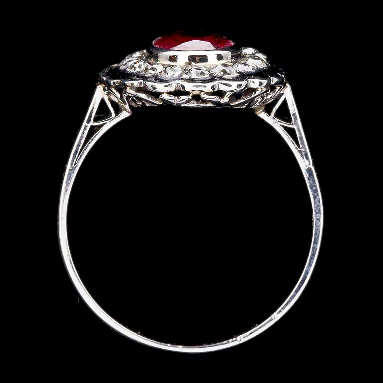 RING, oval cut ruby and antique cut diamonds, tot. app. 0.35 cts.