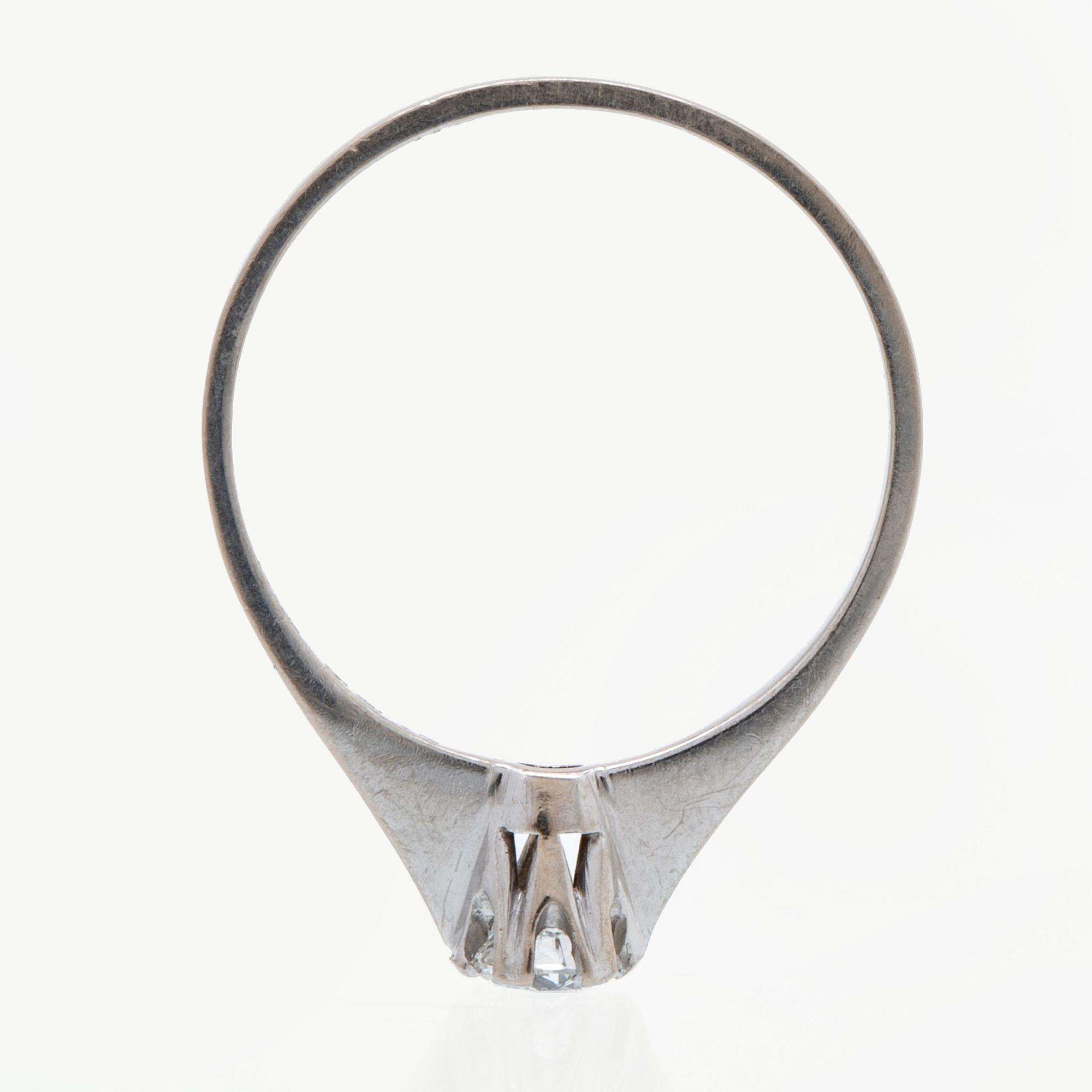 Ring 18K whitegold 1 brilliant-cut diamond 0,33 ct engraved.