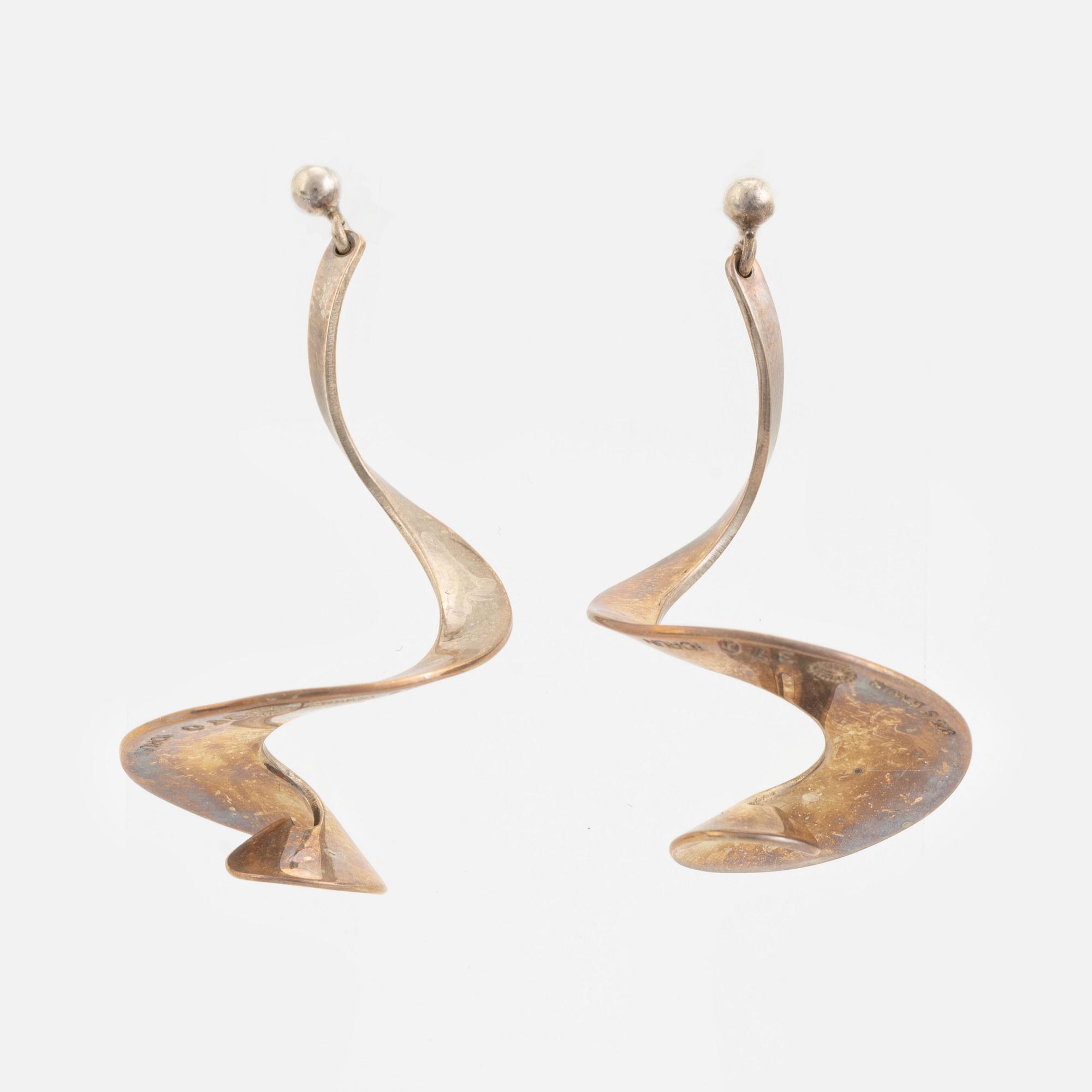 Vivianna Torun Bülow-Hübe, örhängen, "Möbius", sterlingsilver, Georg Jensen, Danmark.