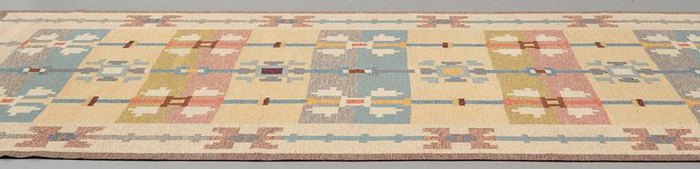 Agda Österberg, Matto, flat weave, ca 325,5-327 x 192-194,5 cm, signed AÖ (Agda Österberg).