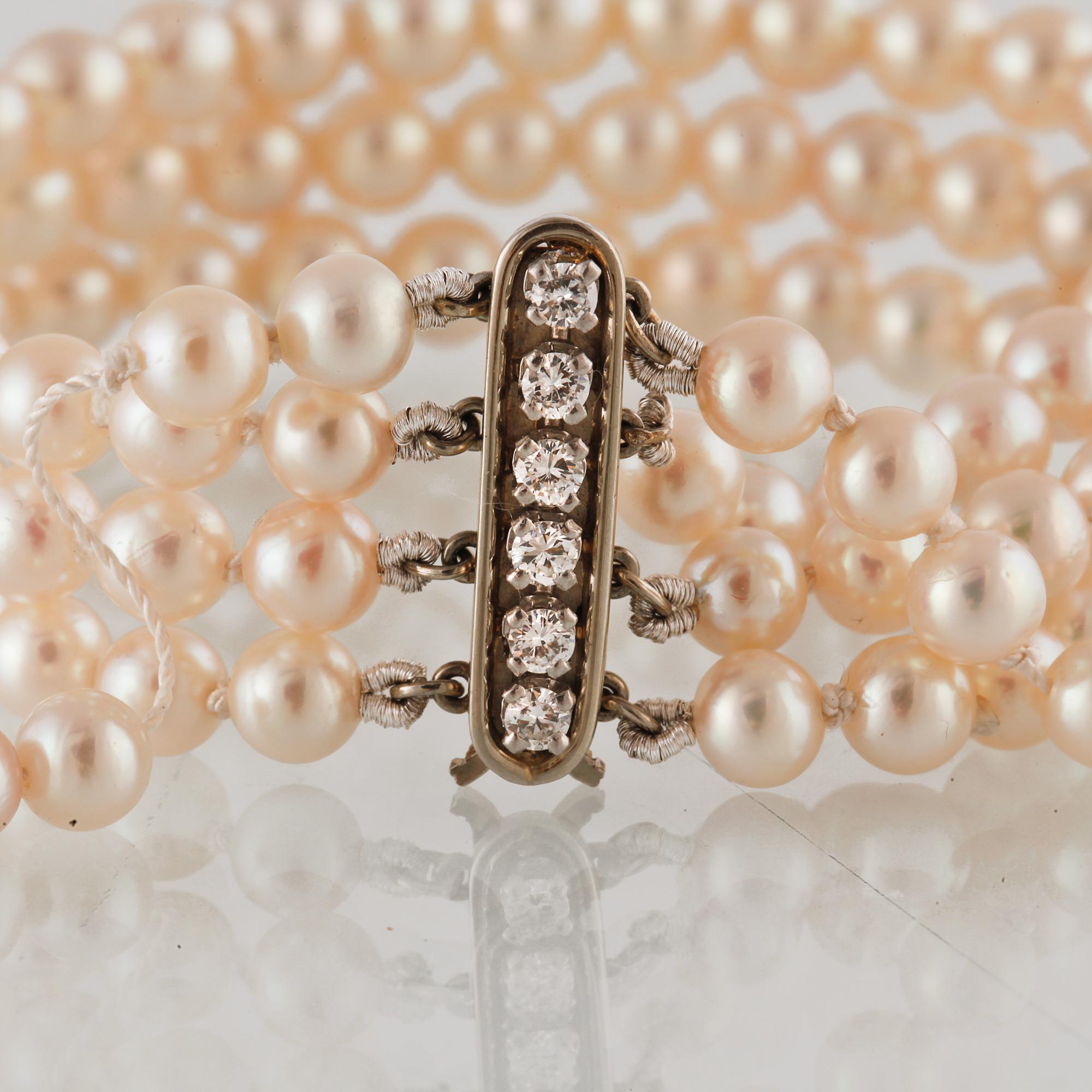 ARMBAND, odlade saltvattenspärlor med lås i 18K vitguld med 6 briljantslipade diamanter ca 0.30 ct.